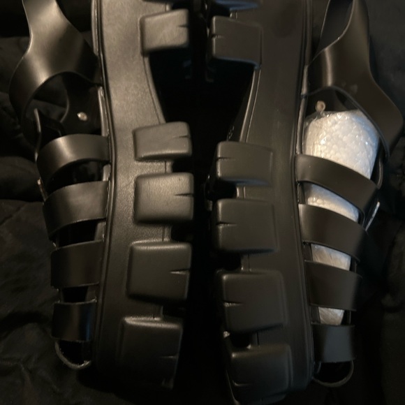 Never been worn size 8 the original price is 850 asking 750 - Picture 3 of 4